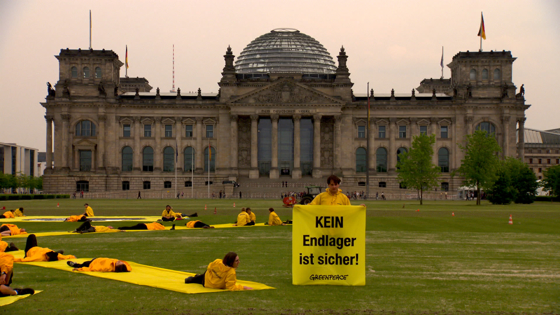 Greenpeace-Aktivisten vor dem Reichstag mit Transparent „Kein Endlager ist sicher“
