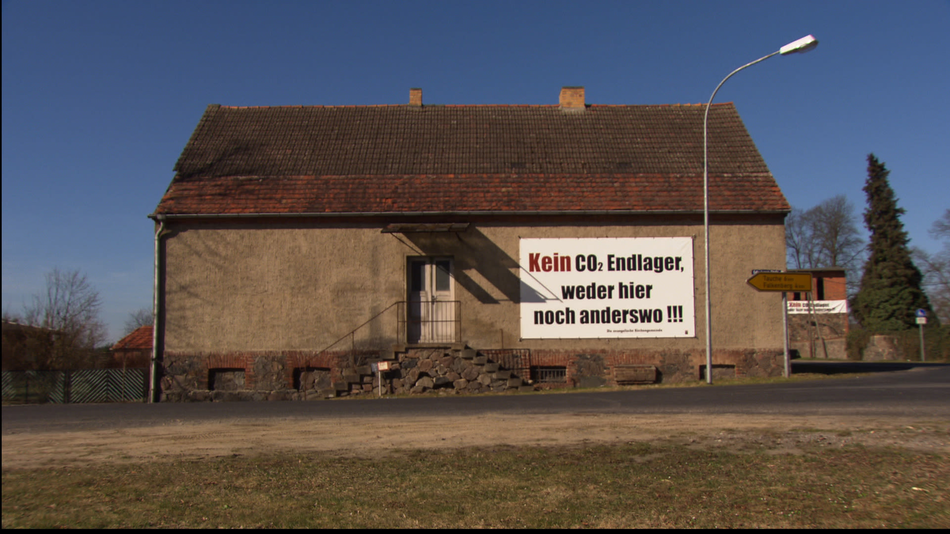 Bauernhaus mit Protestplakat „Kein CO2-Endlager, weder hier noch anderswo“ an der Fassade