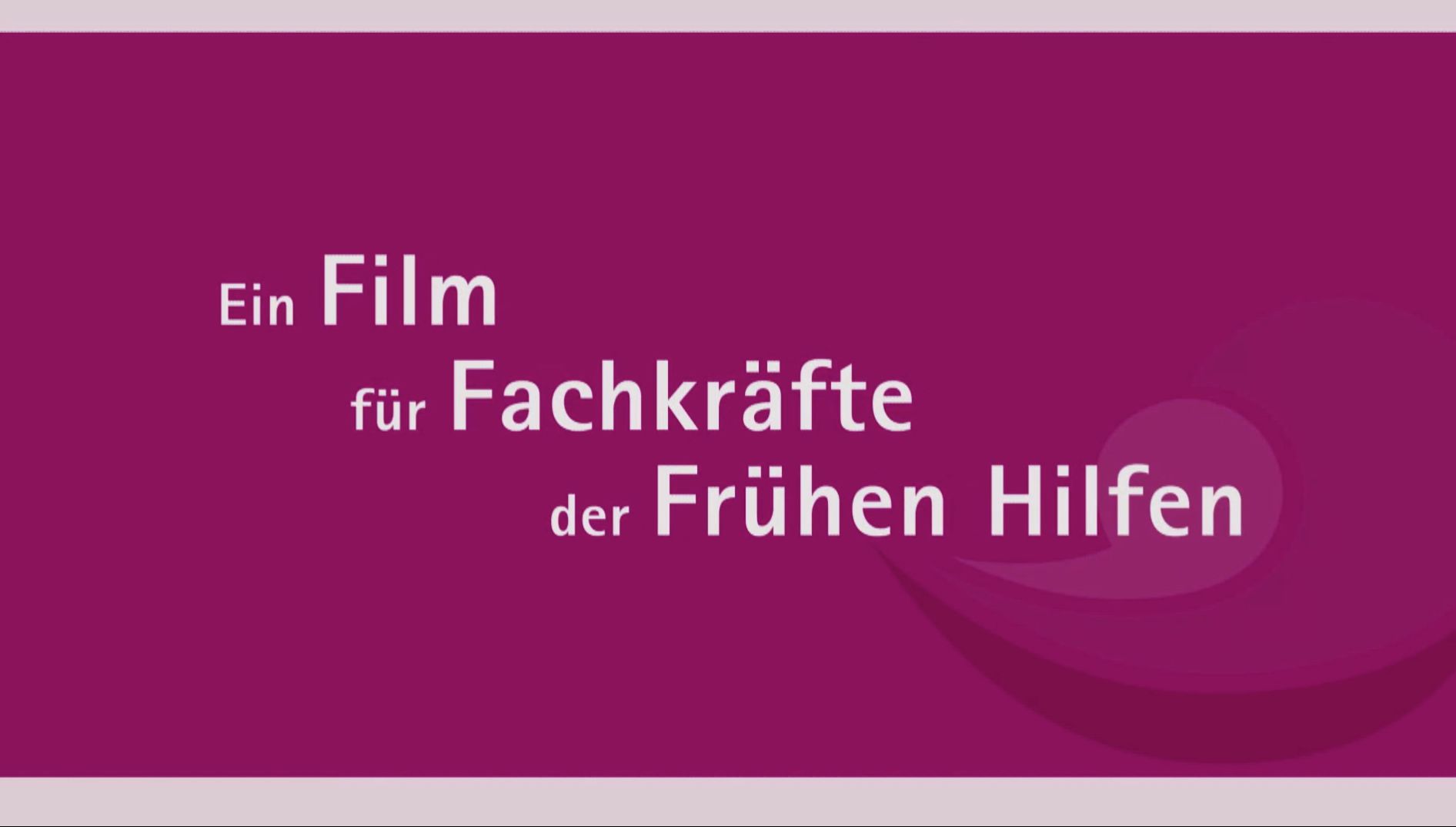 Titelkarte mit dem Schriftzug „Ein Film für Fachkräfte der Frühen Hilfen“ auf pinkfarbenem Grund