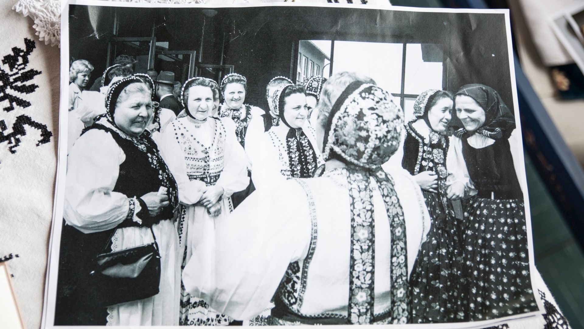 Historisches Schwarz-Weiß-Foto von Frauen in traditioneller Siebenbürger Tracht