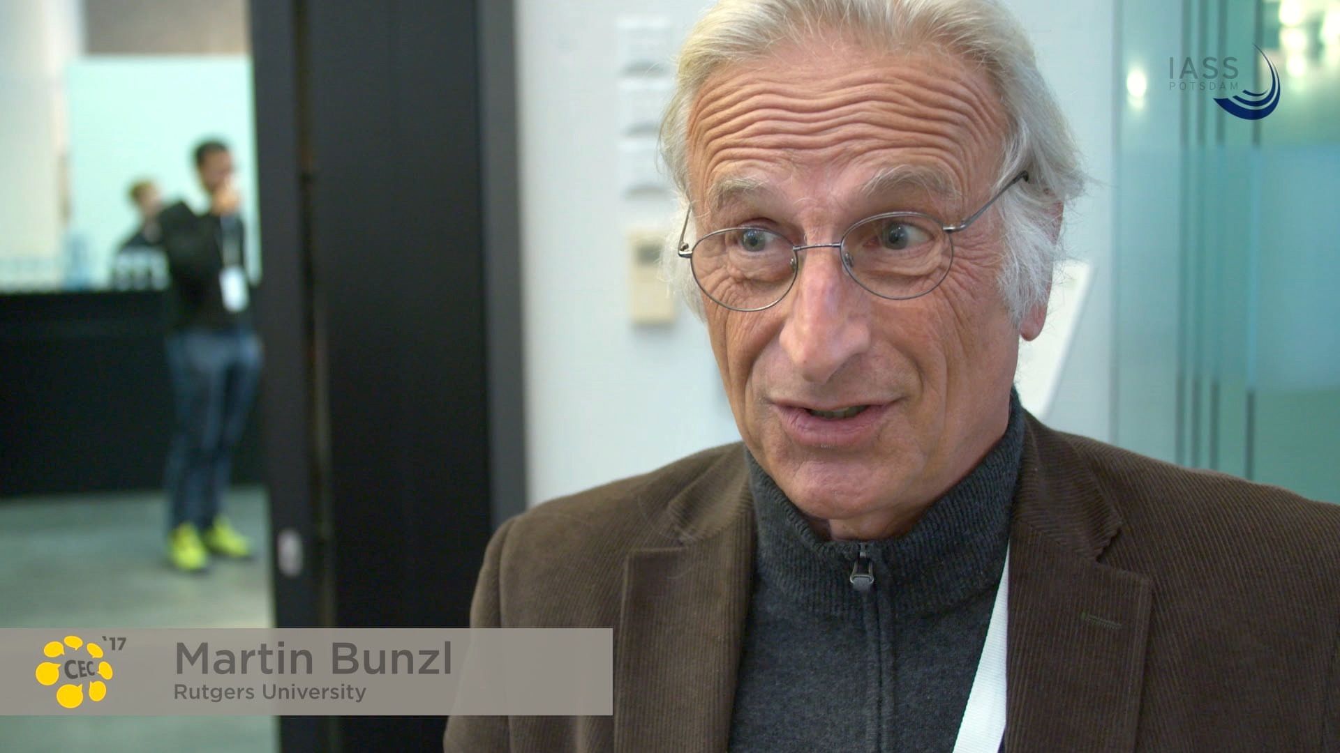 Interviewporträt mit Einblendung „Martin Bunzl, Rutgers University“
