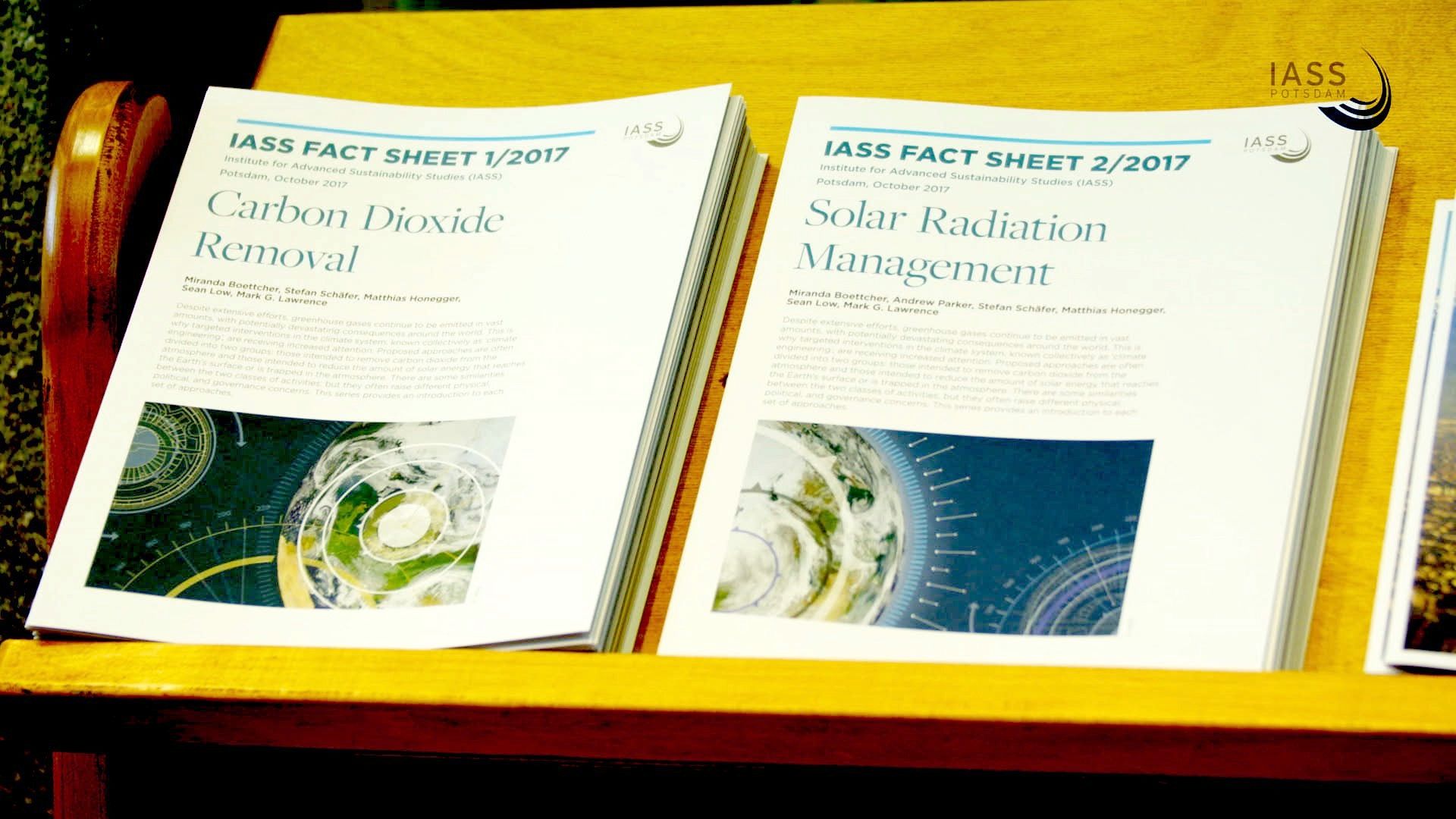 Ausliegende IASS-Faktenblätter zu CO2-Entnahme und Solar Radiation Management