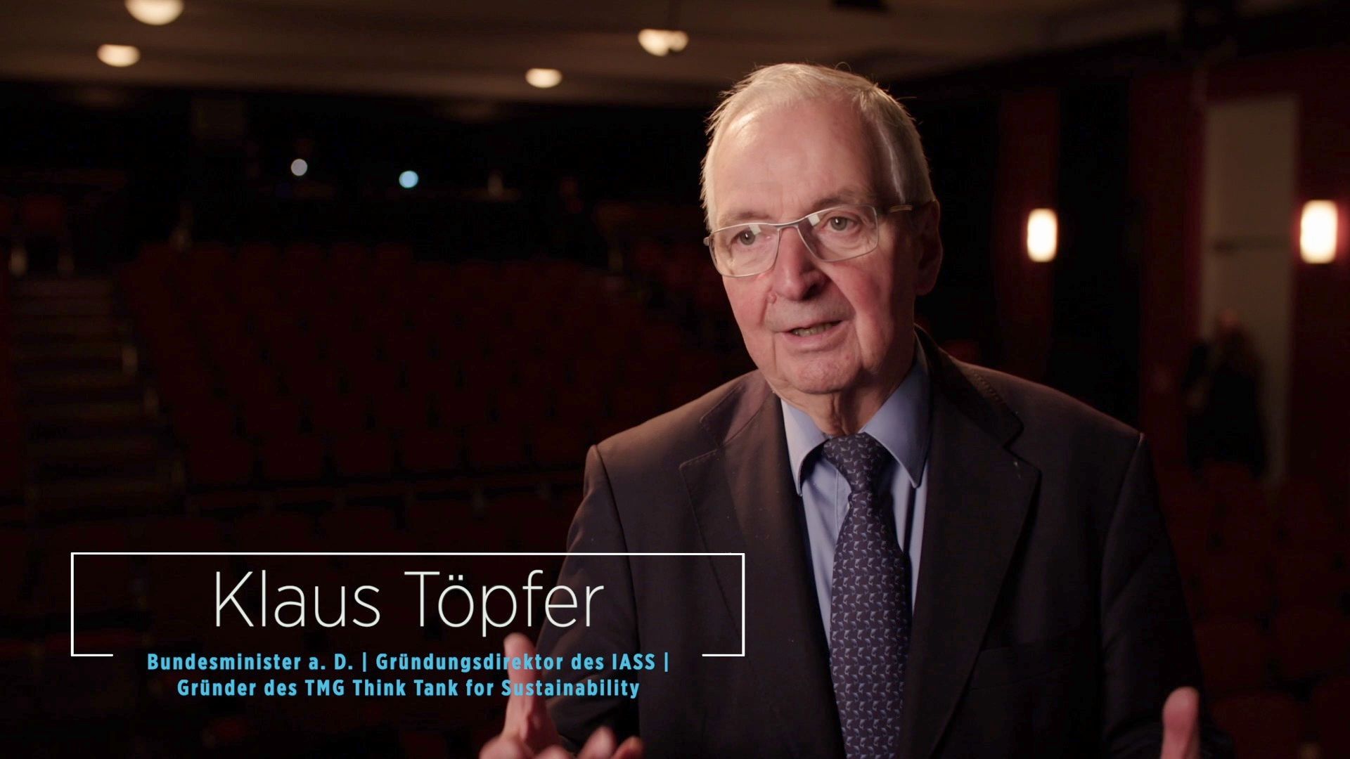 Interviewszene mit Texttafel „Klaus Töpfer, Bundesminister a. D.“