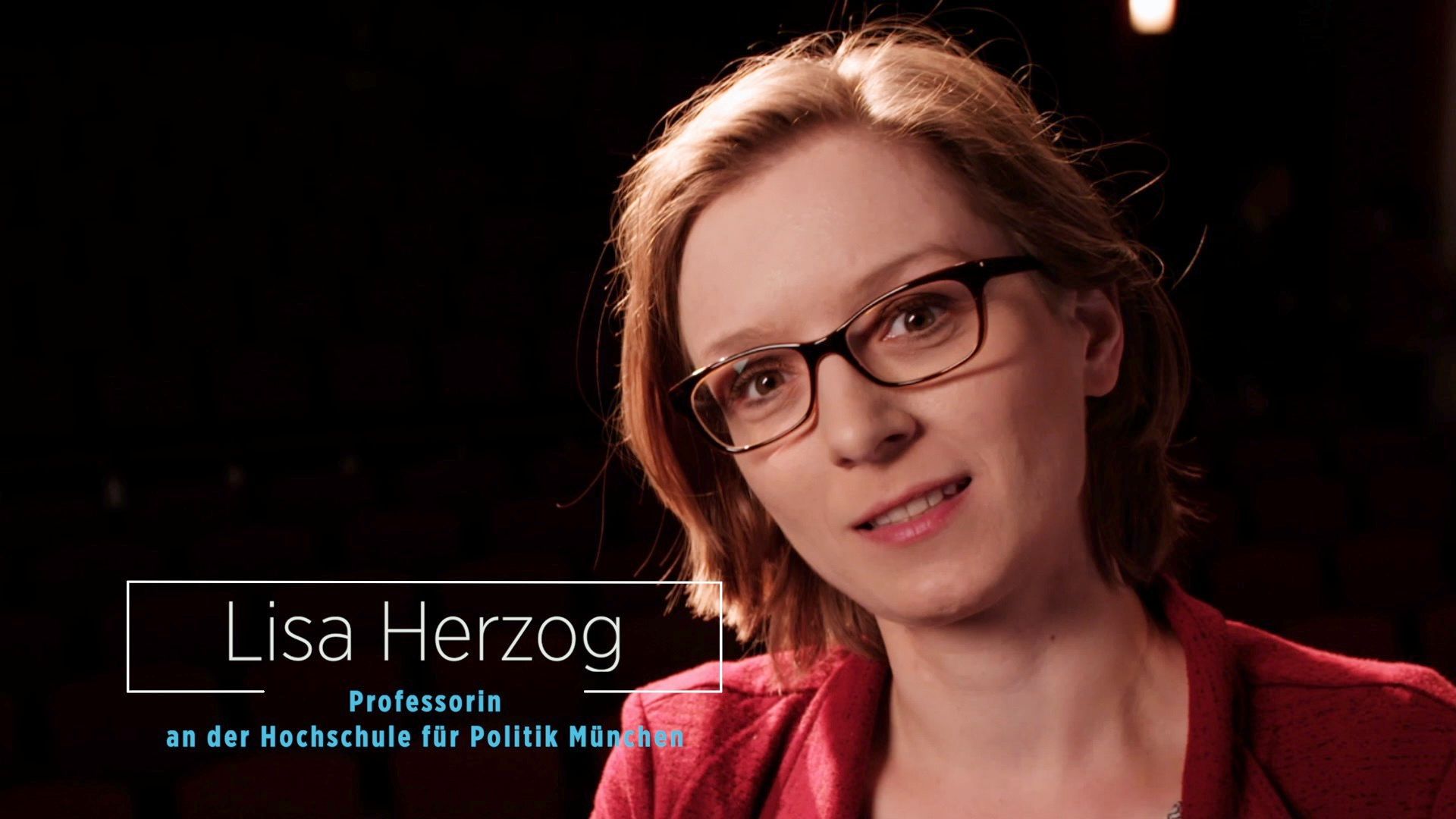 Interviewporträt mit Texttafel „Lisa Herzog, Professorin für Politik“