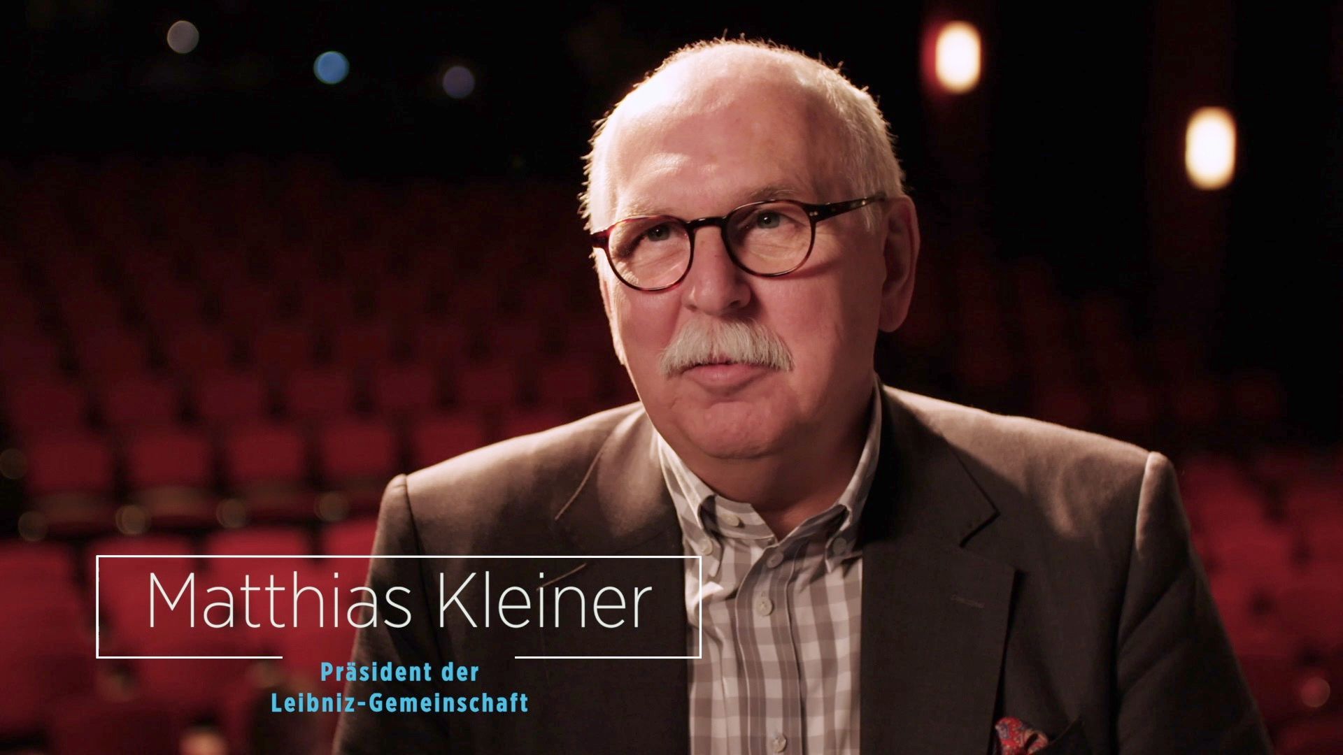 Interviewszene mit Texttafel „Matthias Kleiner, Präsident der Leibniz-Gemeinschaft“