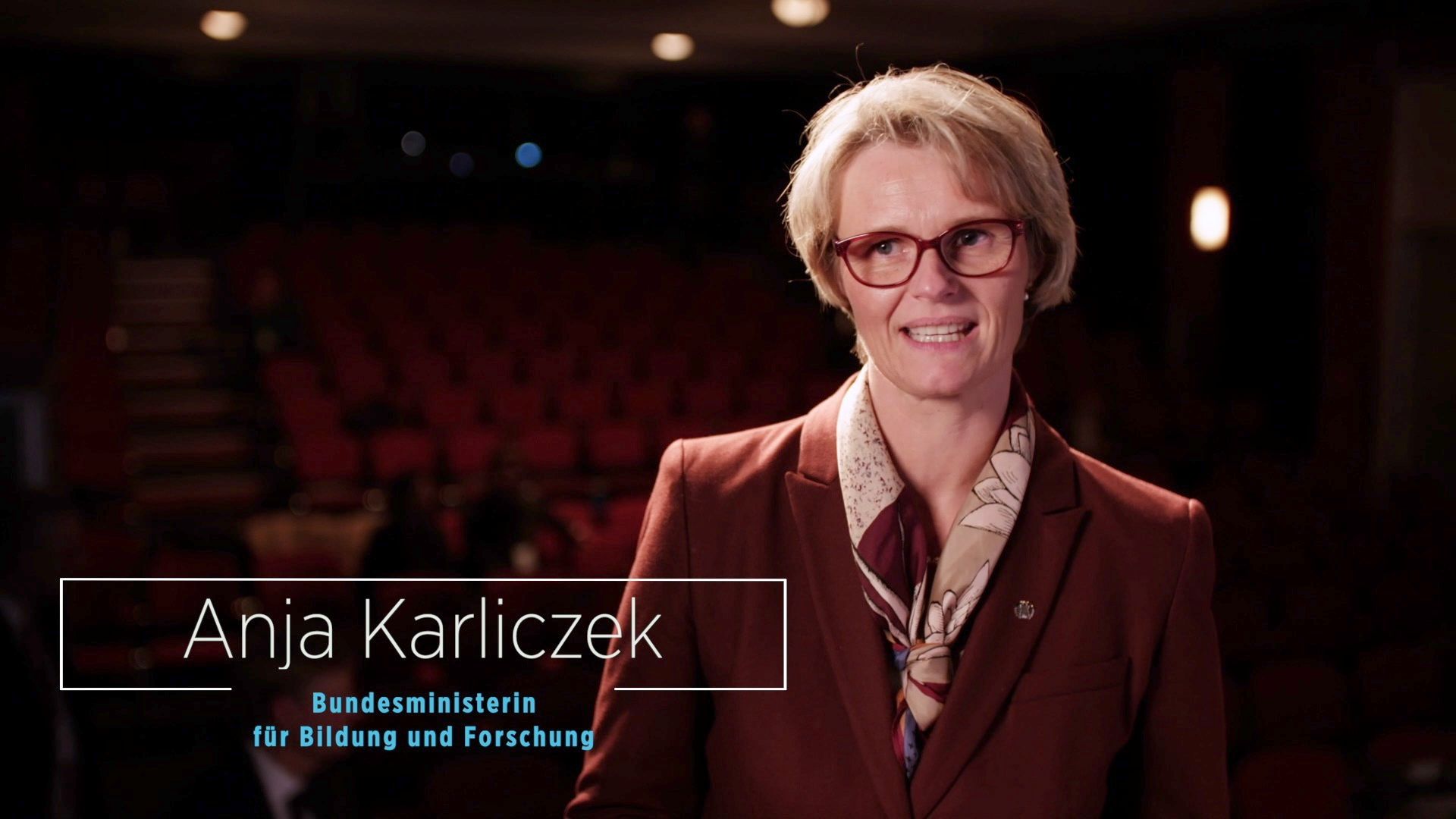 Interviewporträt mit Texttafel „Anja Karliczek, Bundesministerin für Bildung und Forschung“