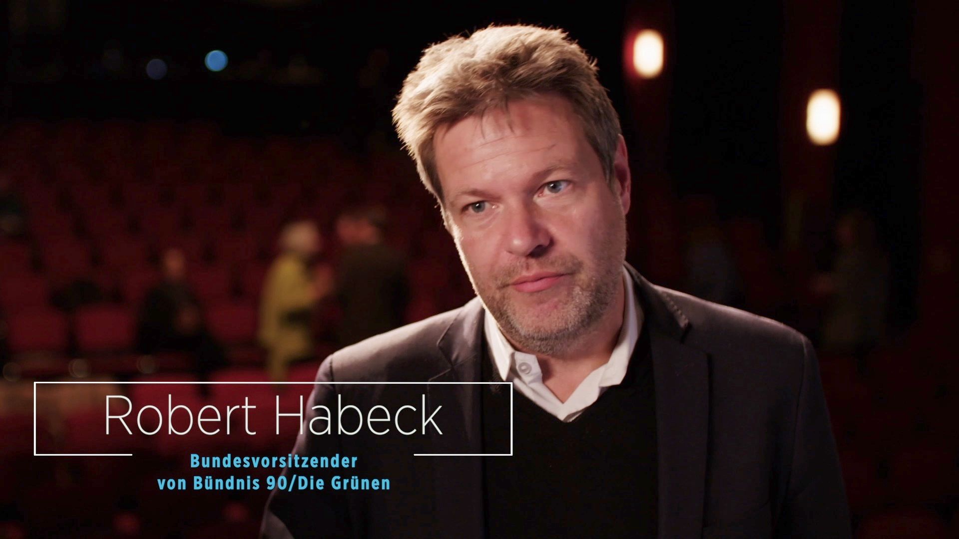 Interviewszene mit Texttafel „Robert Habeck, Bundesvorsitzender von Bündnis 90/Die Grünen“