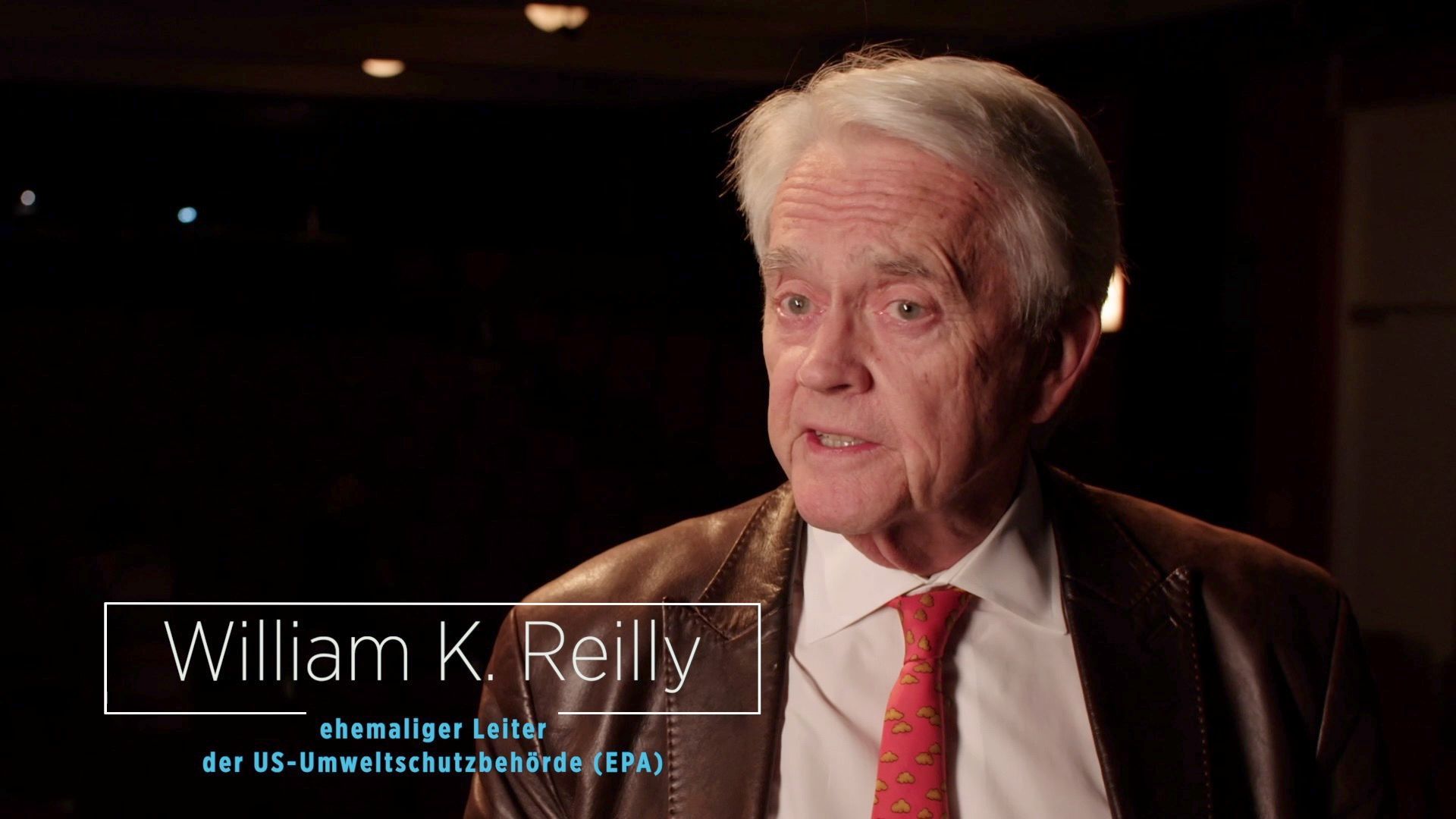 Interviewporträt mit Texttafel „William K. Reilly, ehemaliger EPA-Leiter“