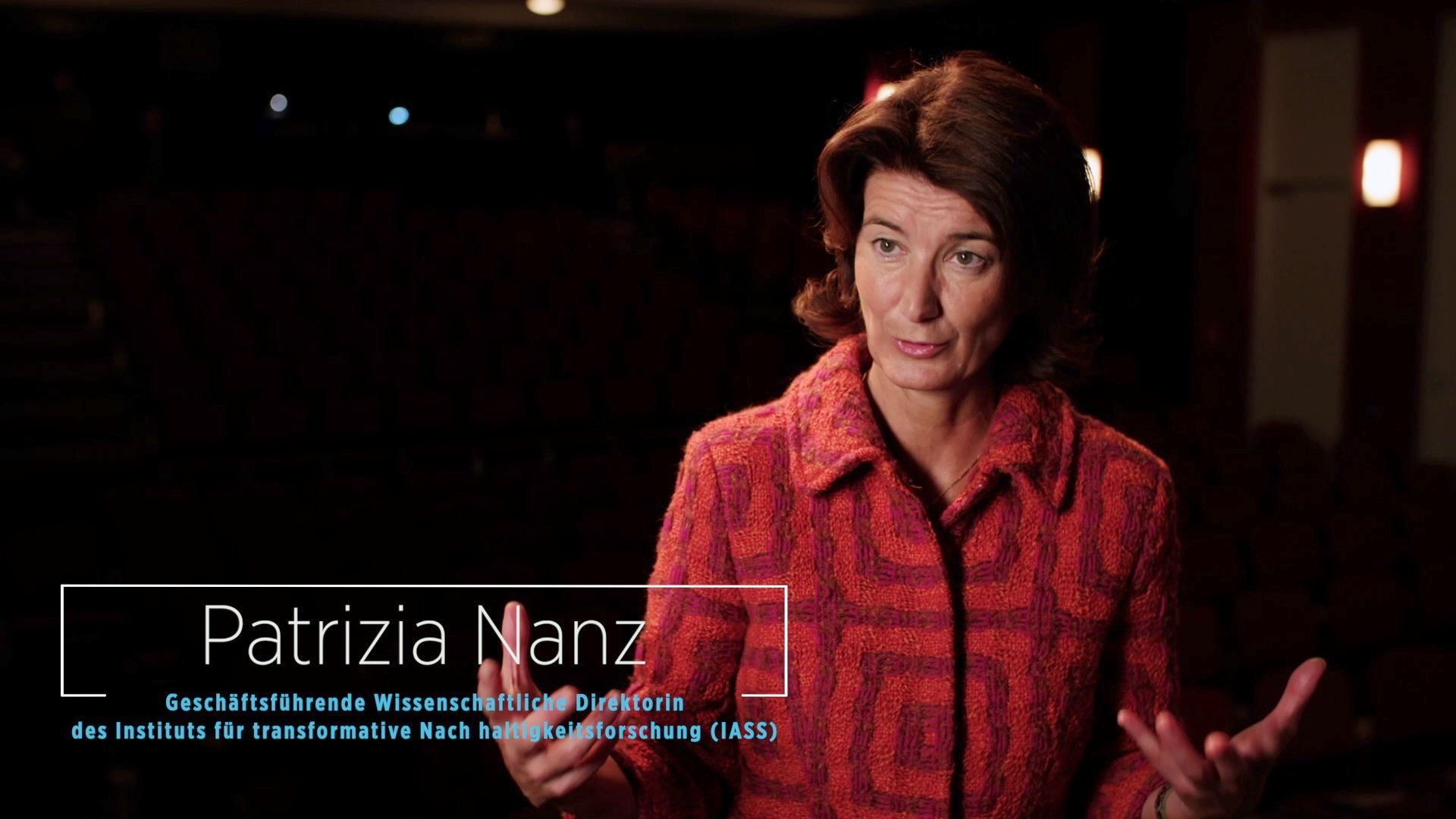 Interviewszene mit Texttafel „Patrizia Nanz, Wissenschaftliche Direktorin des IASS“