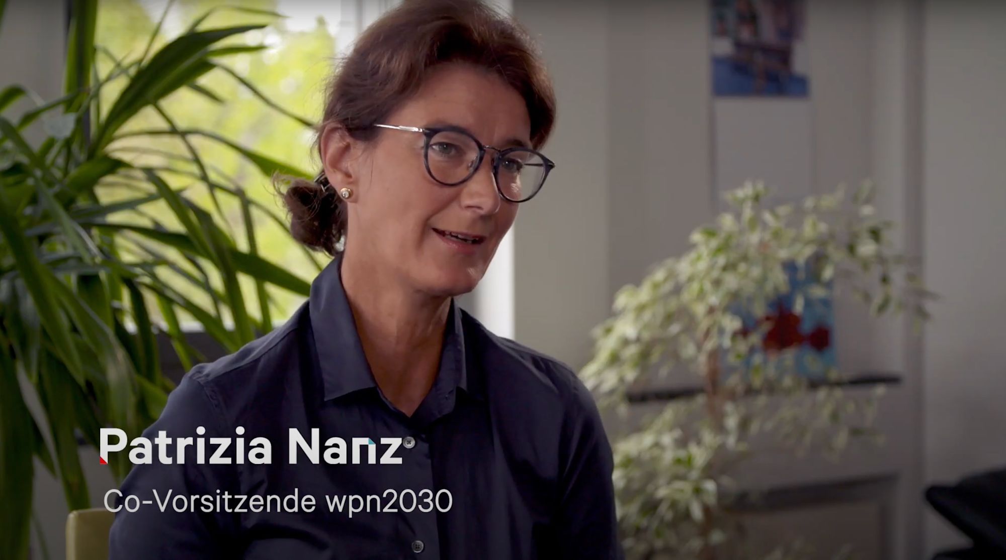 Interviewaufnahme von Patrizia Nanz, Co-Vorsitzende wpn2030, in einem Büro mit Pflanzen