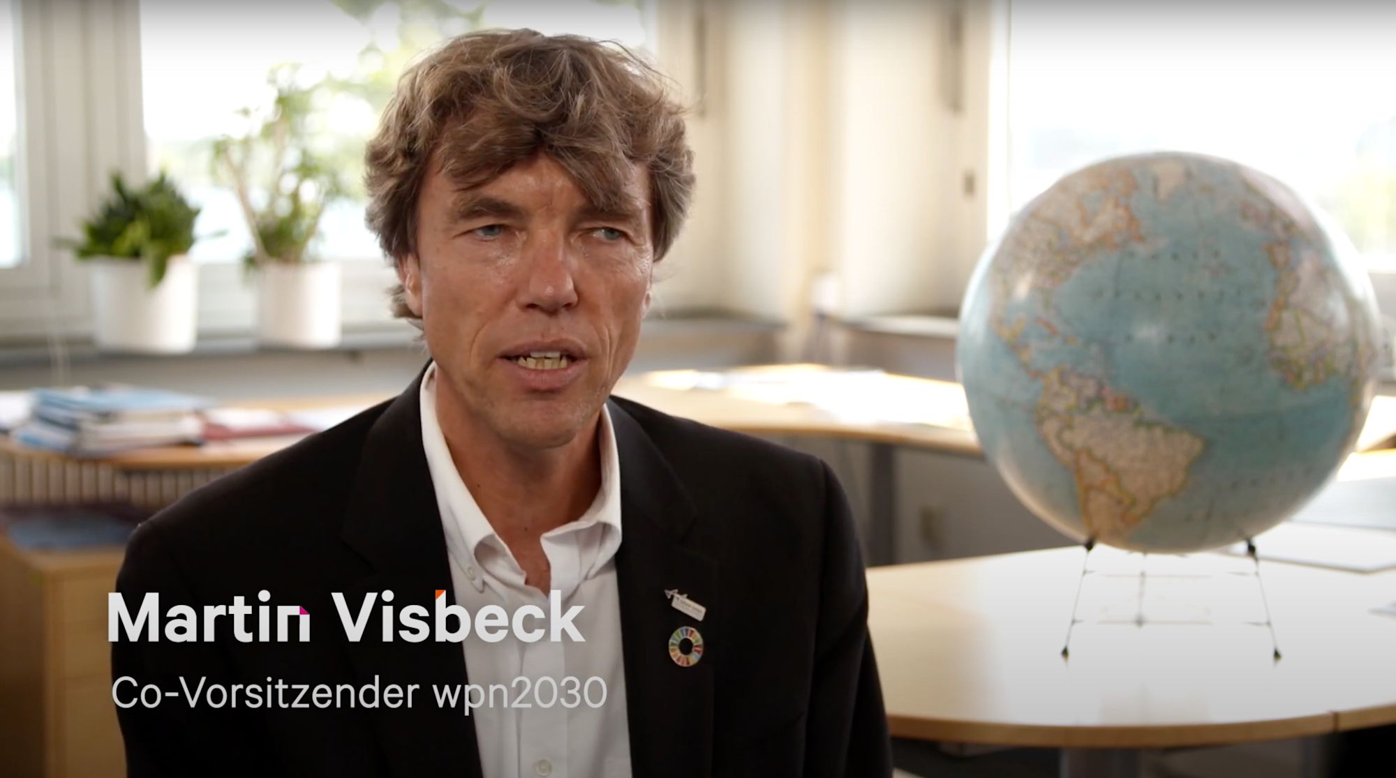 Interviewaufnahme von Martin Visbeck, Co-Vorsitzender wpn2030, im Büro mit Globus im Hintergrund
