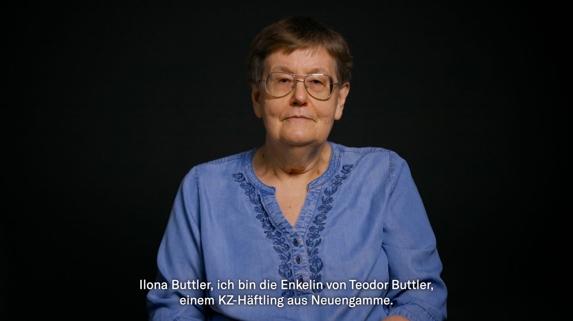 Interviewte Frau, im Untertitel „Ilona Buttler, Enkelin von Teodor Buttler, KZ-Häftling aus Neuengamme“