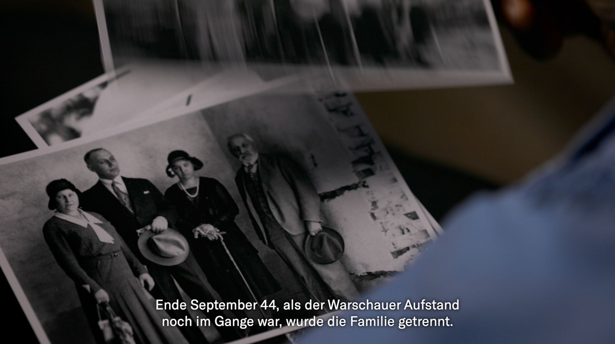 Schwarz-weißes Familienfoto in der Hand, Untertitel „Ende September 44 wurde die Familie getrennt“