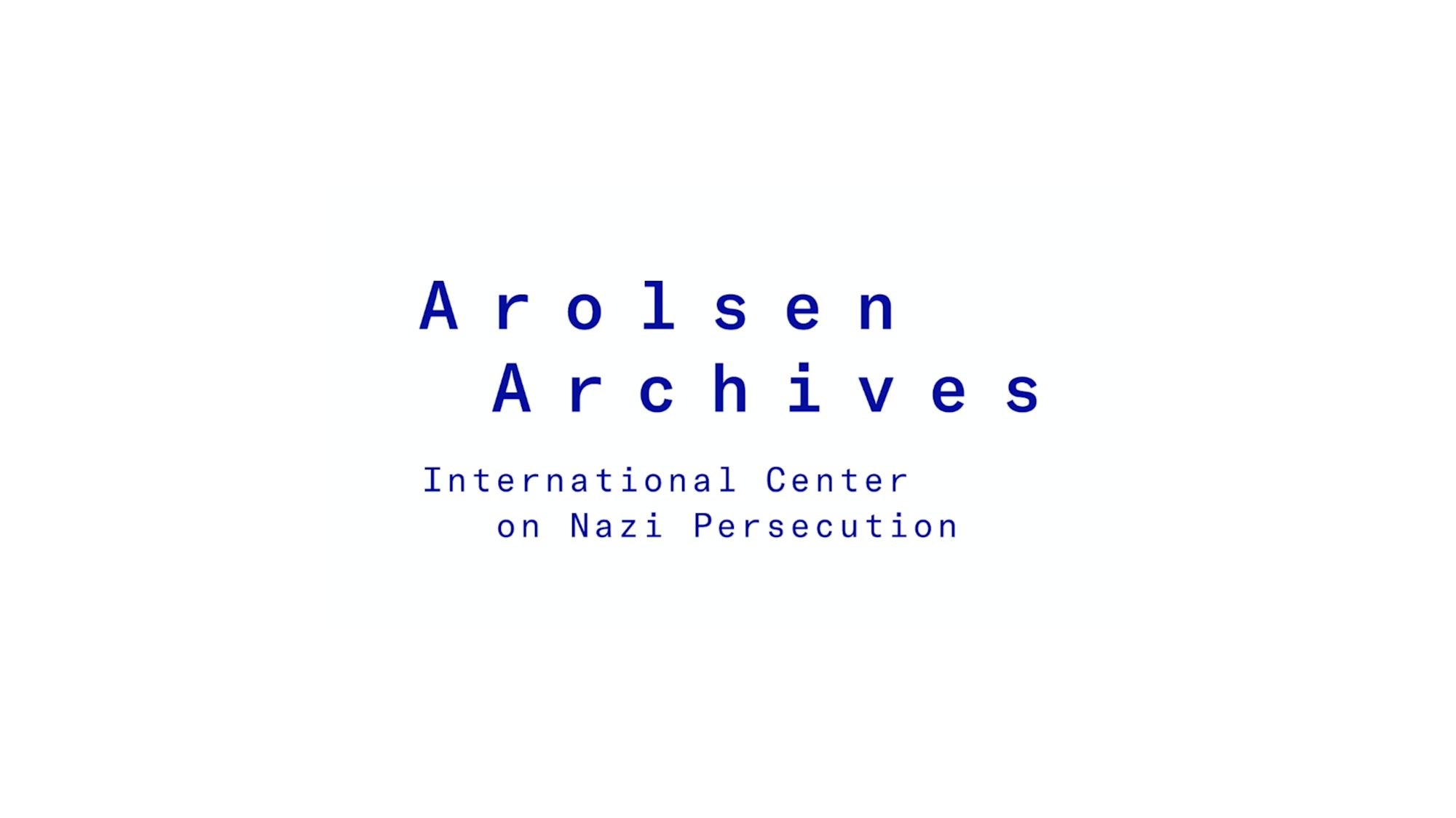Abspanntafel mit dem Schriftzug „Arolsen Archives – International Center on Nazi Persecution“