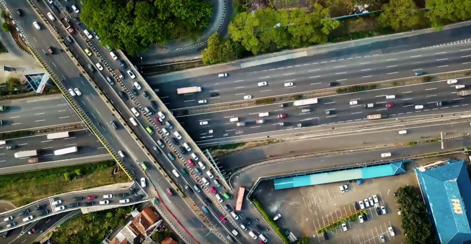 Luftaufnahme einer stark befahrenen, verstopften Autobahnkreuzung