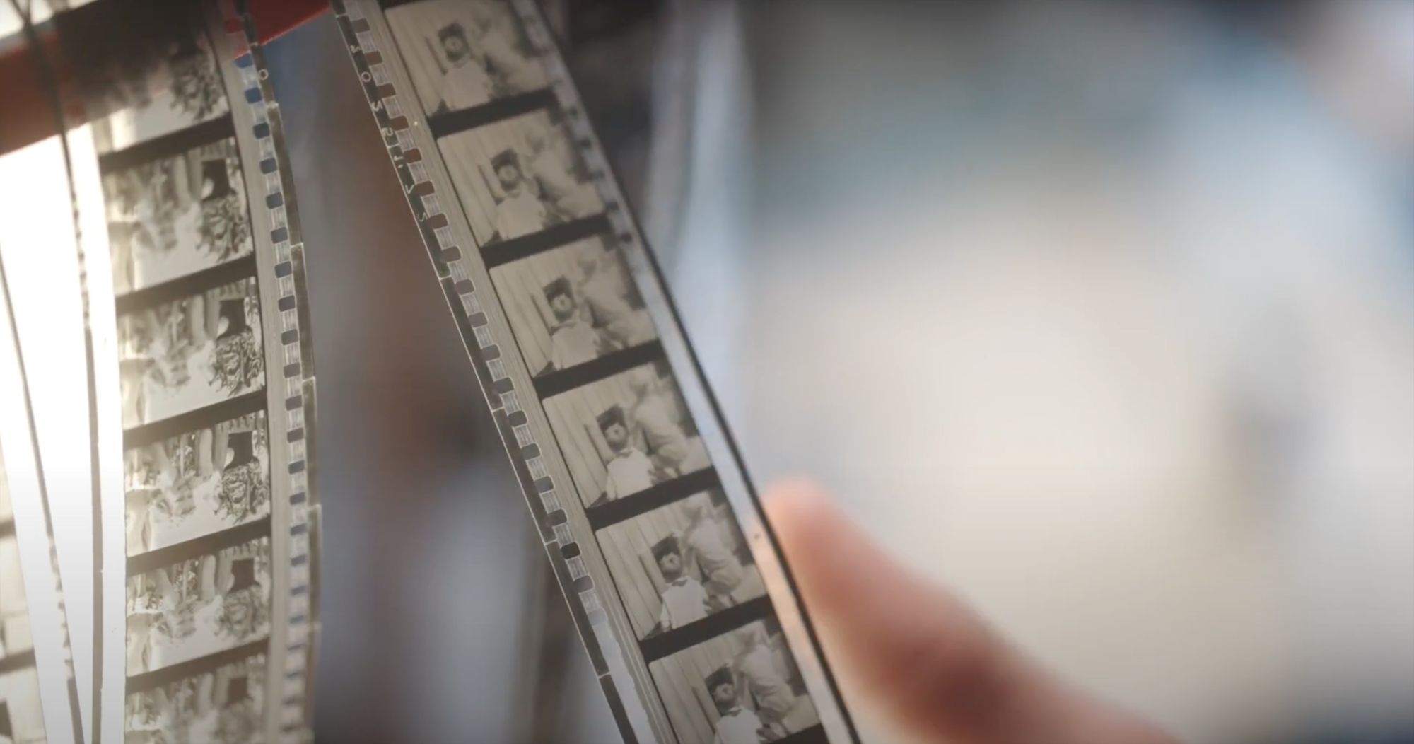 Nahaufnahme alter Filmstreifen, die gegen das Licht gehalten werden