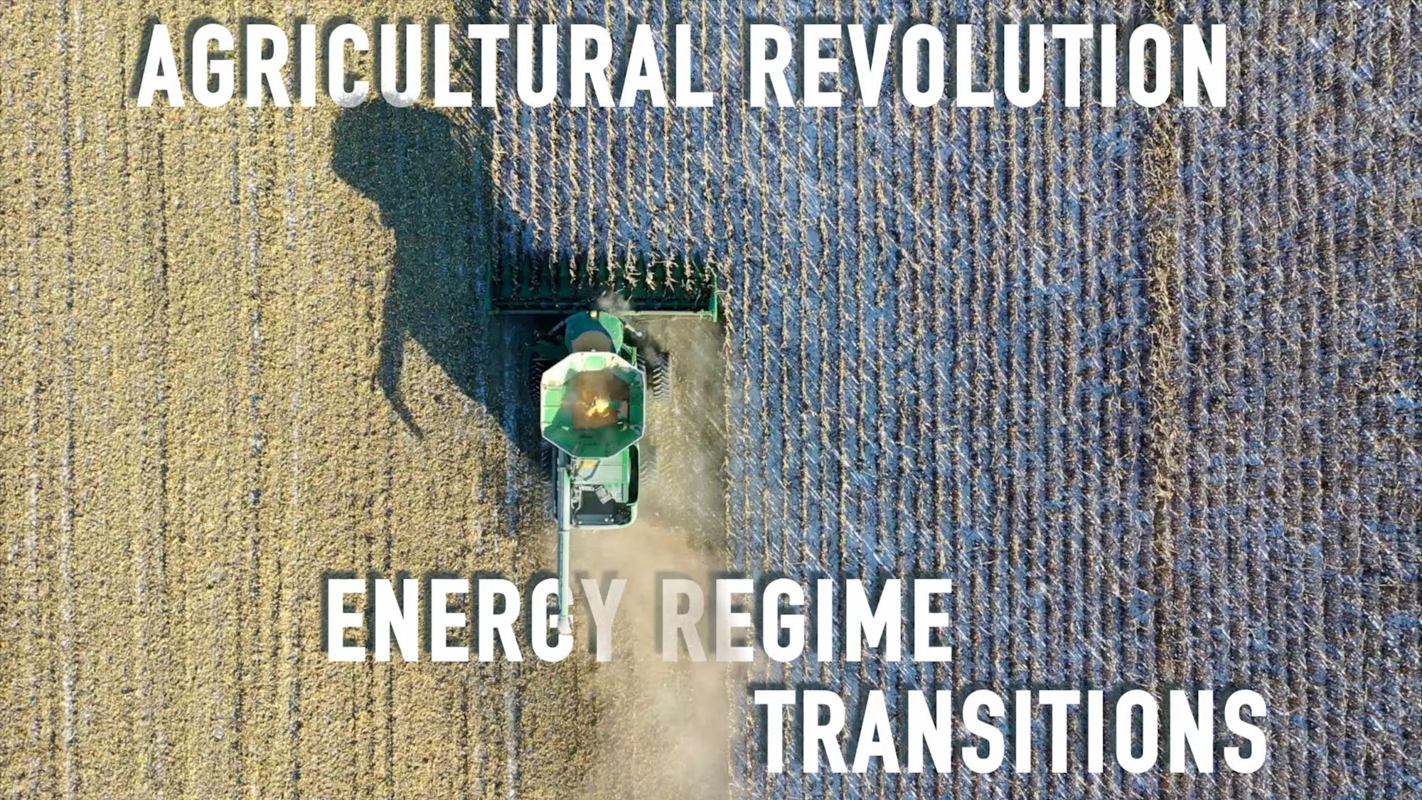 Luftaufnahme eines Mähdreschers im Feld mit Schriftzug „Agricultural Revolution“