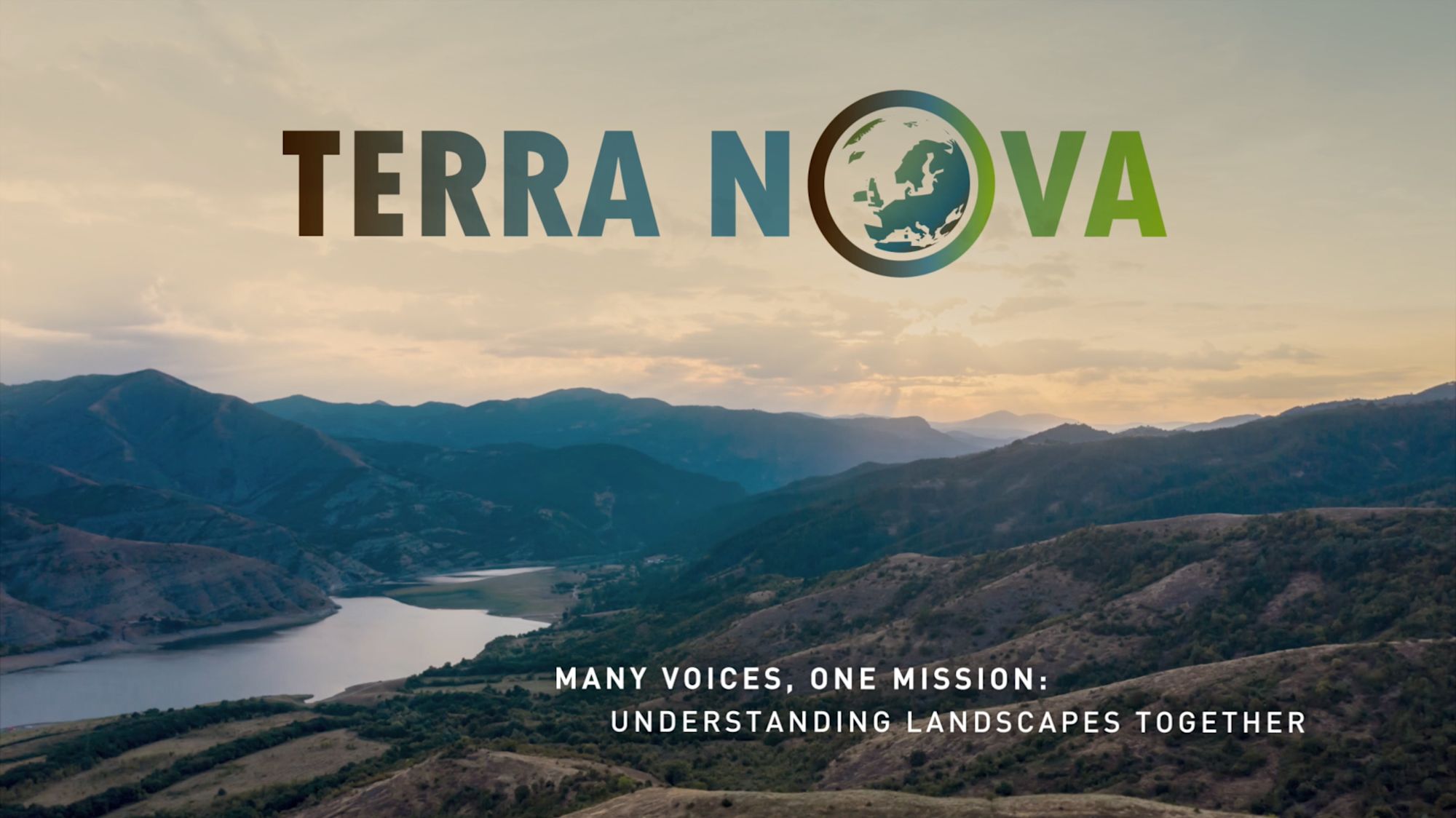Titelkarte „Terra Nova“ vor Berglandschaft mit Fluss bei Sonnenuntergang