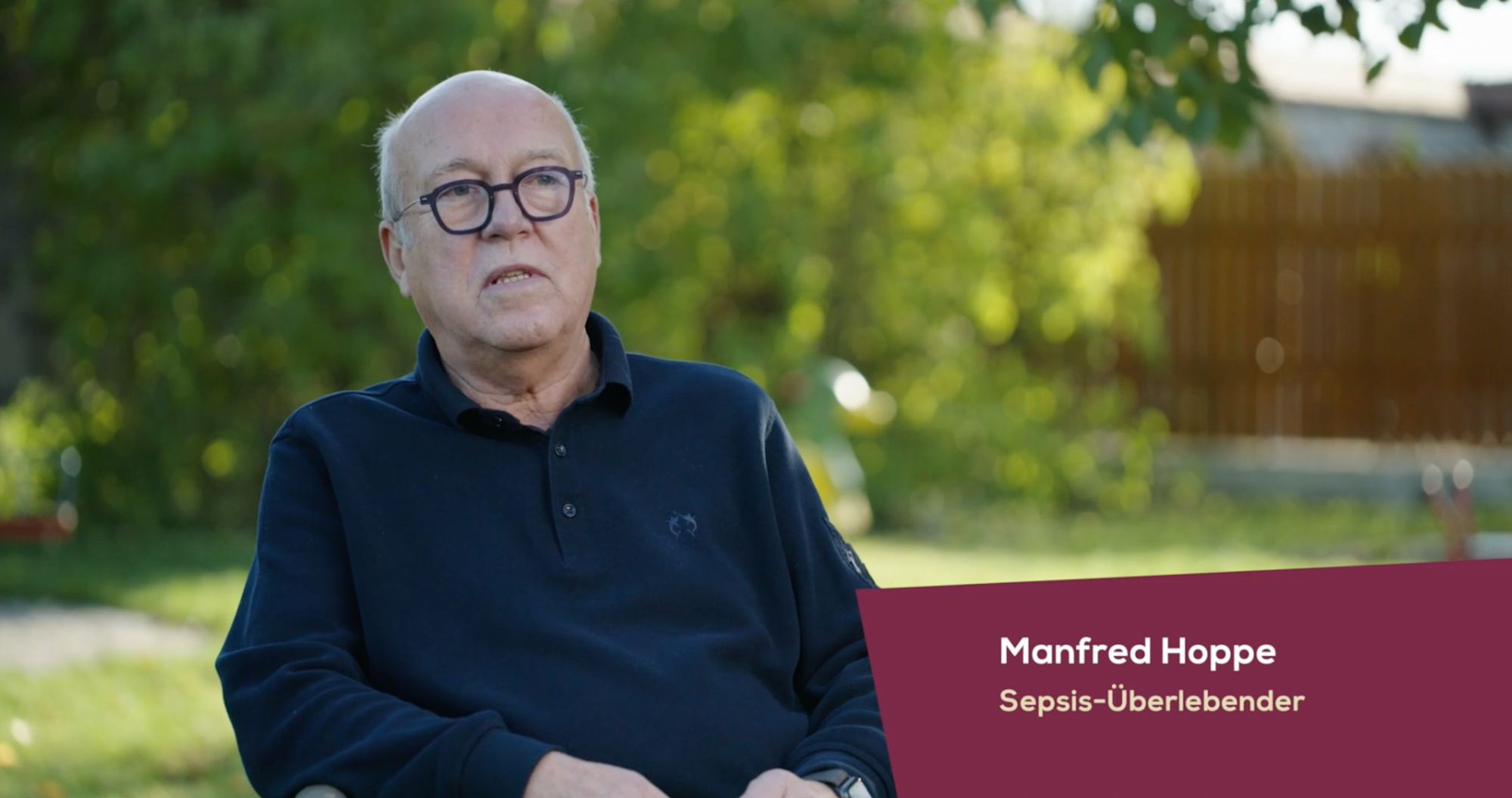 Älterer Mann im Garten im Interview, Einblendung „Manfred Hoppe, Sepsis-Überlebender“
