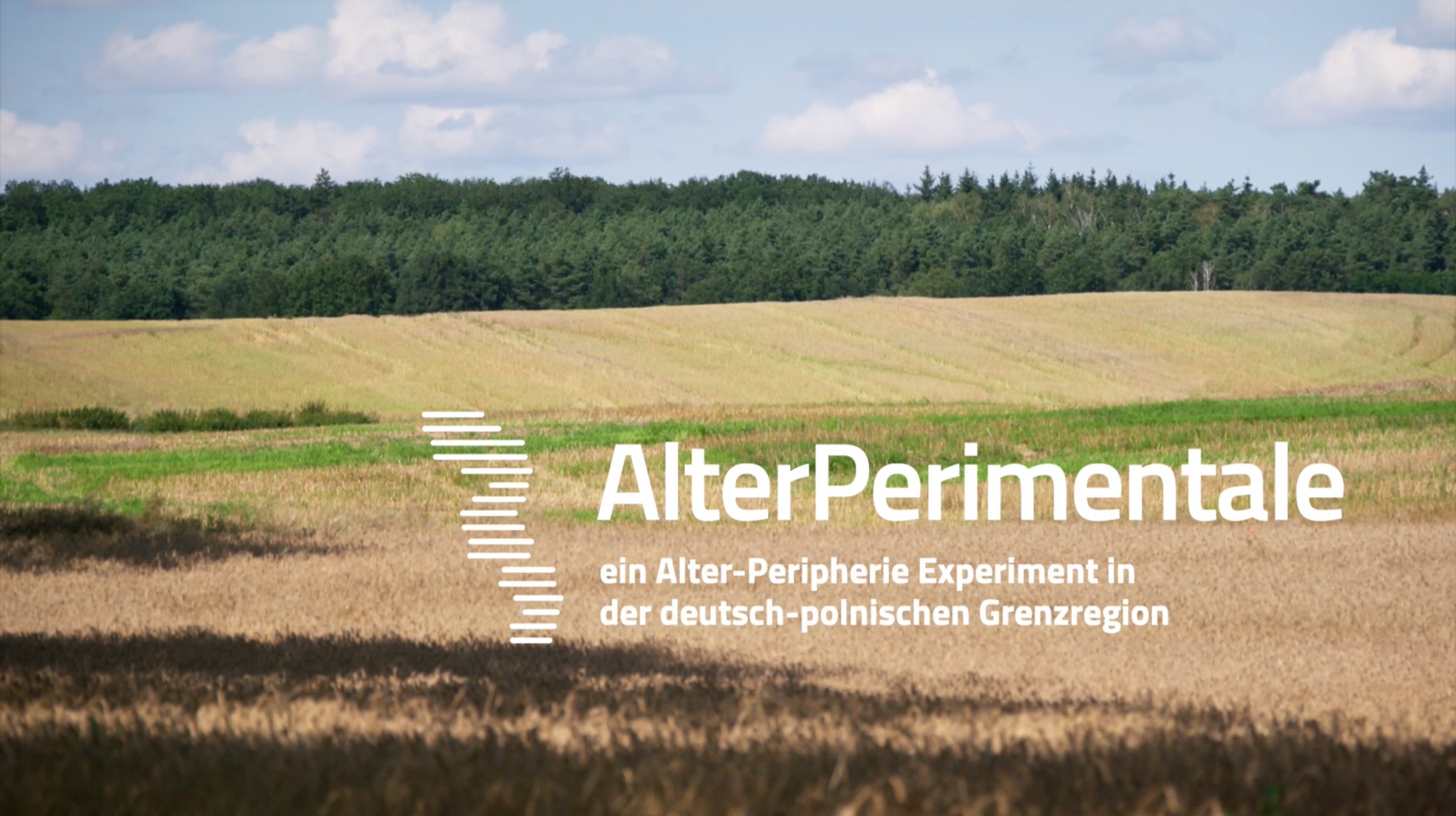 Titelbild „AlterPerimentale“ vor einer Feld- und Waldlandschaft
