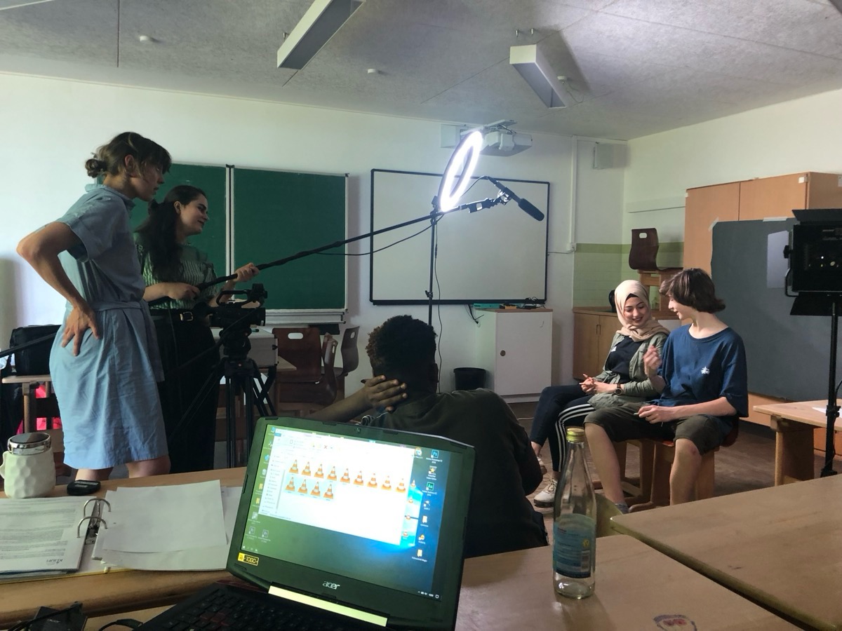 Jugendliche werden in einem Klassenzimmer mit Kamera, Licht und Mikrofon gefilmt